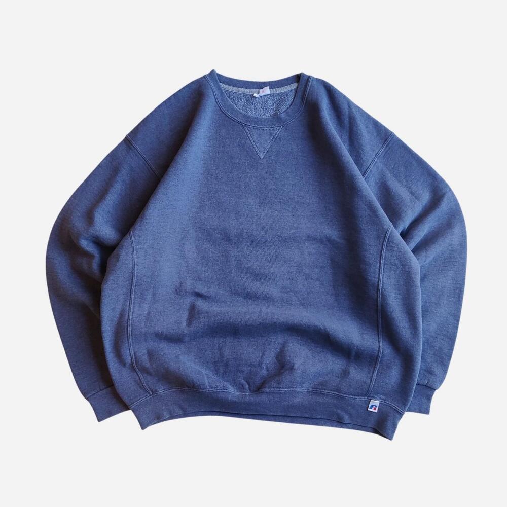 00s Blue Russell Athletic Sweatshirt with a relaxed fit